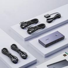 Bytt KVM Ugreen CM695 DisplayPort 8K med 4 USB og kabelporter