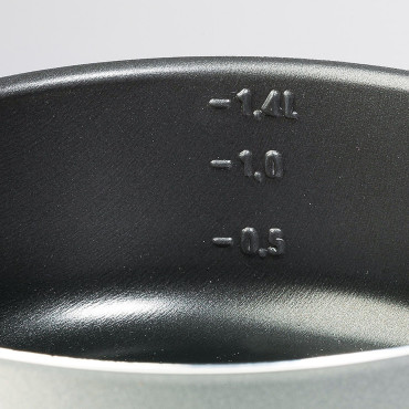 Toeristische gerechten met bestek voor 2 personen.