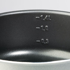 Ensemble de vaisselle de camping avec couverts pour 2 personnes.