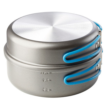 Touristische Gerichte mit Besteckset für 2 Personen.