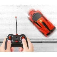Nuotoliniu būdu valdomas automobilis važiuoja ant lubų ir sienų, su priekinių žibintų