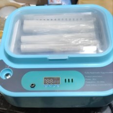 Automatic incubator for 12 eggs with 12V and 220V power supply with digital temperature control and rotating eggs, exhibition