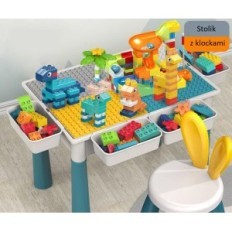 Uma mesa para crianças com blocos e cadeira. Conjunto criativo para diversão e aprendizagem para a exibição de Toddlers