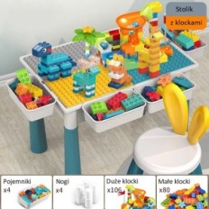 Un tavolo per bambini con blocchi e sedia. Set creativo per divertimento e apprendimento per la mostra di Toddlers