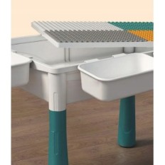 Una mesa para niños con bloques y silla. Set creativo para la diversión y el aprendizaje para la exposición de los niños pequeño