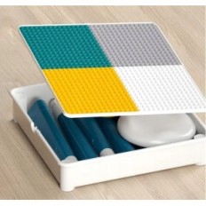 Uma mesa para crianças com blocos e cadeira. Conjunto criativo para diversão e aprendizagem para a exibição de Toddlers