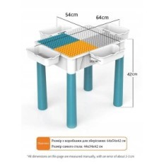 Una mesa para niños con bloques y silla. Set creativo para la diversión y el aprendizaje para la exposición de los niños pequeño