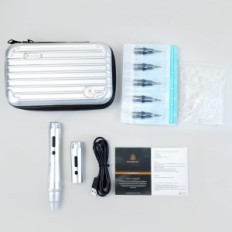 Um conjunto de máquinas de tatuagem blackbudded com uma caneta e cartuchos, prata