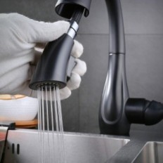 Musta Kelelife-akku, jossa ulosvedettävä suihku keittiön pesuallas