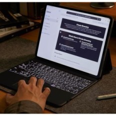 ESR klaviatūros dėklas, QWERTZ, iPad Pro 13 colių (M4) 2024, juoda