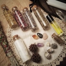 45 kpl putket, joissa on tulppa, mini purkit 20 ml Hualiang lasisäiliöitä näytteille ja mausteille