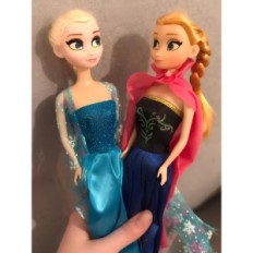 ELSA Puppen und Anna 28cm aus dem Film Land des Eises Tiefgefroren in einem Satz von Puppen mit beweglichen Gliedmaßen und Kleid