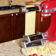 Pasta Cap Kitchenaid Mixer stående til hjemmelavet pasta