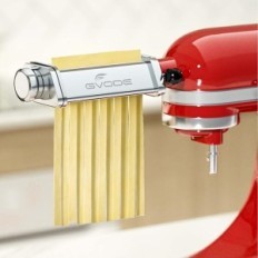 Pasta Cap KitchenAid -sekoitin seisoo kotitekoista pasta-näyttelyä varten