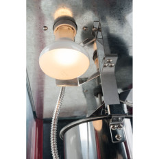 En bar til popcorn med en sort top