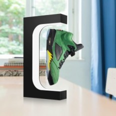 Uvehas flytande display-stativ på sneakers med LED-belysning