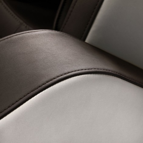 Sakura Comfort Plus 806 hierontatuoli ruskea — lähikuva käsinojasta