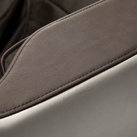 Sakura Comfort Plus 806 hierontatuoli ruskea — lähikuva käsinojasta