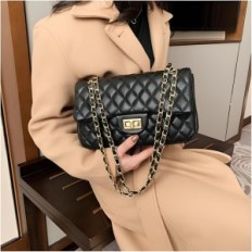 Quilted leather handbag women's trendy elegant shoulder handbag with decorative quilting