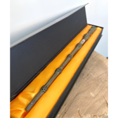 Une baguette d'un lilas noir. Baguette de collection Dumbledore