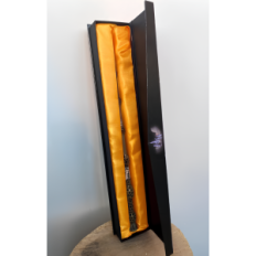 Een toverstokje van een zwarte lila. Collector's Wand Dumbledore
