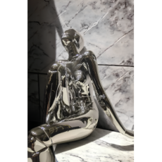 Velký socha genoid cyberpunk od hajime Sorayama