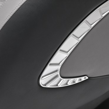 Fauteuil de massage Sakura Classic 305 gris — gros plan accoudoir