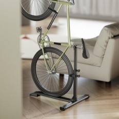 Vertikálny bicykel stojan MIMOKE MMK-05 2 ks. Nástenné držiaky na ukladanie bicyklov vertikálne, šetrí priestor