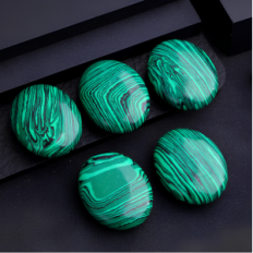 Malachite stenen ovaal 35x10x47 mm natuursteen voor decoratie of collectie