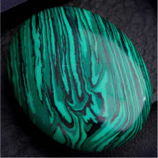 Malachite stenen ovaal 35x10x47 mm natuursteen voor decoratie of collectie