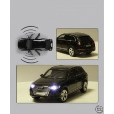 Metallmudel AUDI Q7 1:32 LED Light Sound mootor Avatud uksed