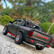 Automobilový model Dodge Ram TRX Metal 1:32 Realistické miniatury s otevíracími dveřmi a tahem