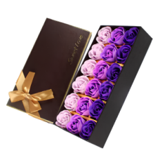 Een geschenkset van violette zeepvormige zeepvormige rozen voor een geschenk