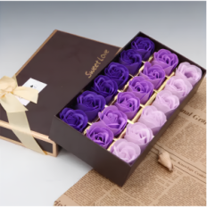Un set regalo di rose a forma di sapone a forma di sapone viola per un regalo