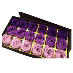 Un conjunto de regalo de rosas con forma de jabón con forma de jabón violeta para un regalo