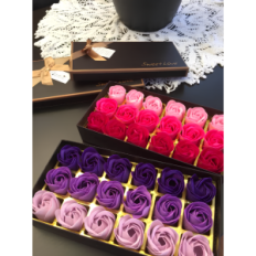 Een geschenkset van violette zeepvormige zeepvormige rozen voor een geschenk