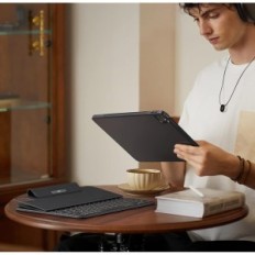 ESR Ascend Lite 6B008 Veske til iPad Pro 11 / iPad Air 5/4 Qwertz