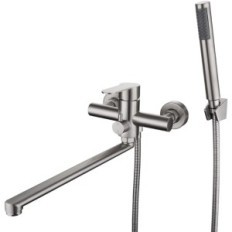 Bateria usada Bathtub com um conjunto de chuveiro, aço escovado