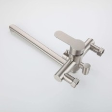 Bateria usada Bathtub com um conjunto de chuveiro, aço escovado