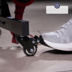 Brukt svart odoksi stål stativ med hjul for utstillinger og butikker