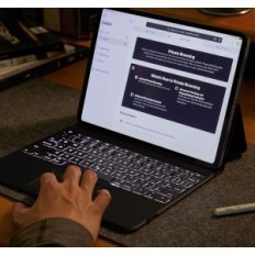 Brukt ESR Ascend 6B017 Tastatur for iPad Pro 13 2024 med TouchPad