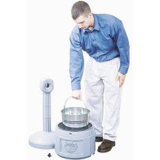 Um cinzeiro ao ar livre em um conceito de base estável. 15l de qua. 42cm altura 98cm cinza