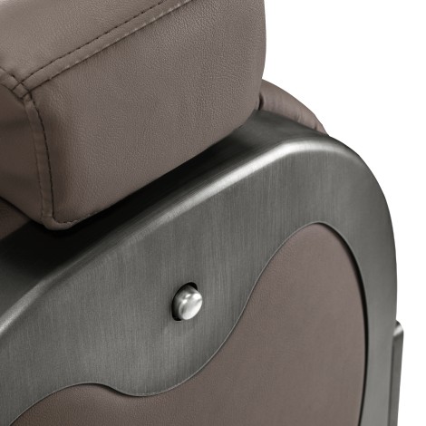 Barber-Stuhl Gabbiano Niccolo Braun mit hydraulischer Hebefunktion und verstellbaren Features — Detailaufnahme Rückenlehne
