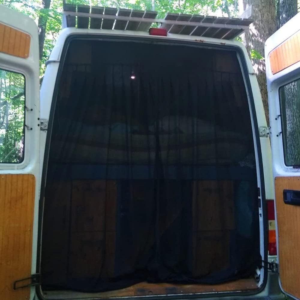 Hyttysverkko HAMON 150x150 cm takana ja puolella kameraan