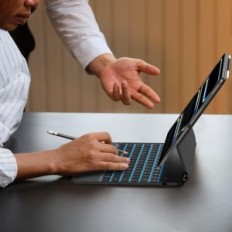 Bluetooth-näppäimistö iPad Pro 13 "M4 2024 OMOTON KC011 QWERTZ de valaistu