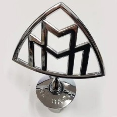 Maybach-embleem op automasker. Decoratieve stempel. Zilveren zicht