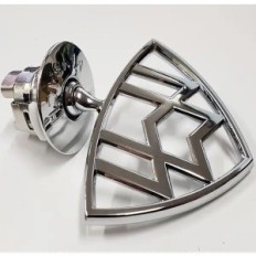 Maybach-embleem op automasker. Decoratieve stempel. Zilveren zicht