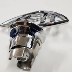 Maybach emblem på bilmask. Dekorativ frimärke. Silverutsikt