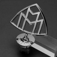 Emblema Maybach en la máscara de coche. Sello decorativo Vista plateada