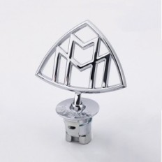 Maybach emblème sur masque de voiture. Timbre décoratif. Vue d'argent